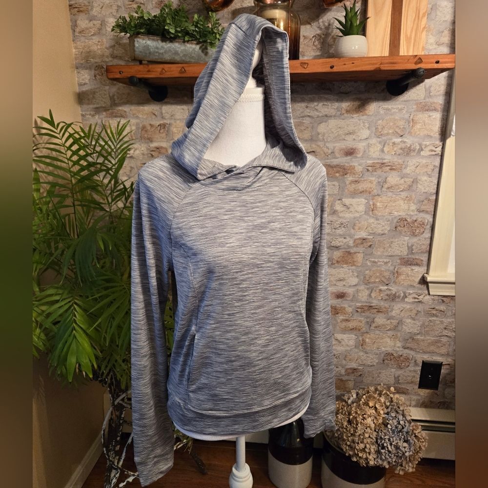 Yogalicious size S gray and white sweatshirt